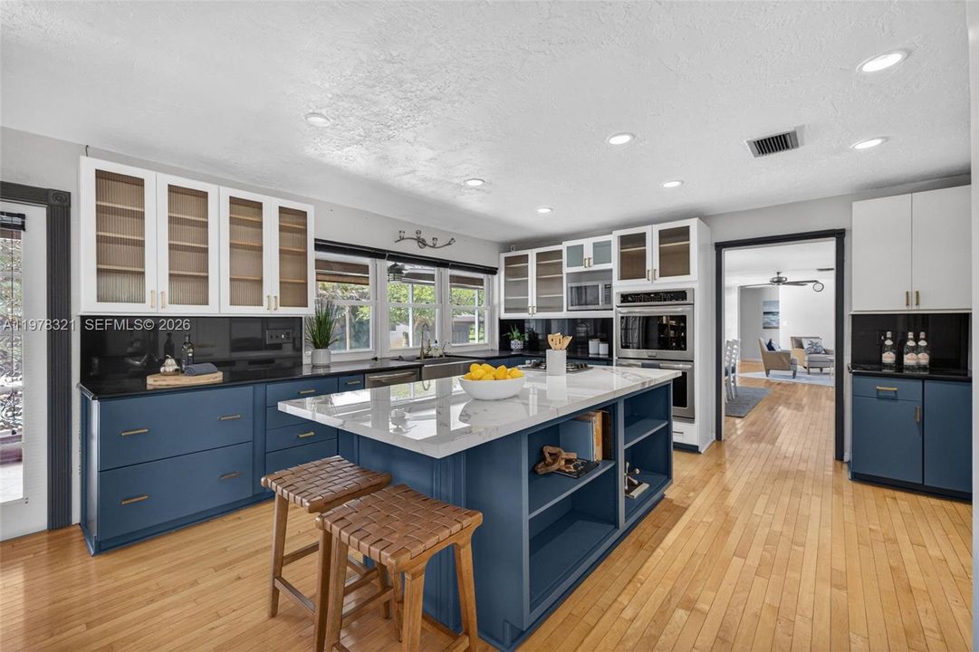 En Venta: $715,000 (4 camas, 3 baños, 4152 Pies cuadrados)