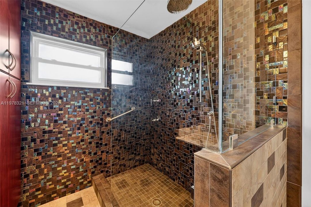 En Venta: $715,000 (4 camas, 3 baños, 4152 Pies cuadrados)