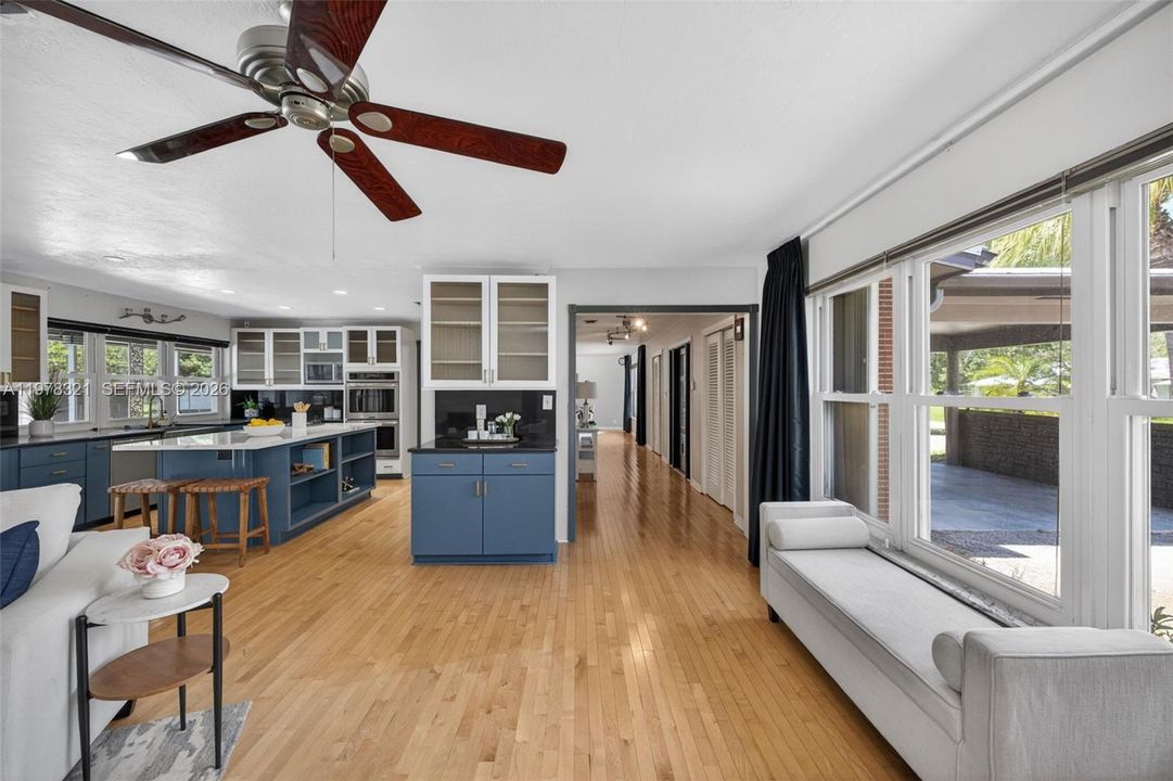 En Venta: $715,000 (4 camas, 3 baños, 4152 Pies cuadrados)