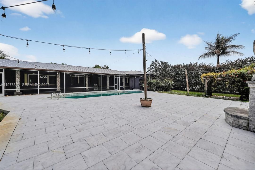 En Venta: $715,000 (4 camas, 3 baños, 4152 Pies cuadrados)
