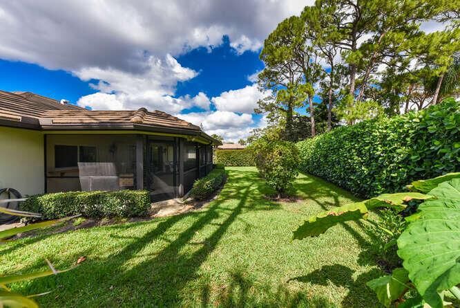 493 Forestview Dr Atlantis FL-small-006-