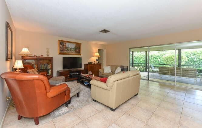 493 Forestview Dr Atlantis FL-small-023-