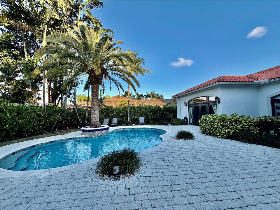 Под контрактом: $1,780,000 (6 спален, 4 ванн, 3408 Квадратных фут)
