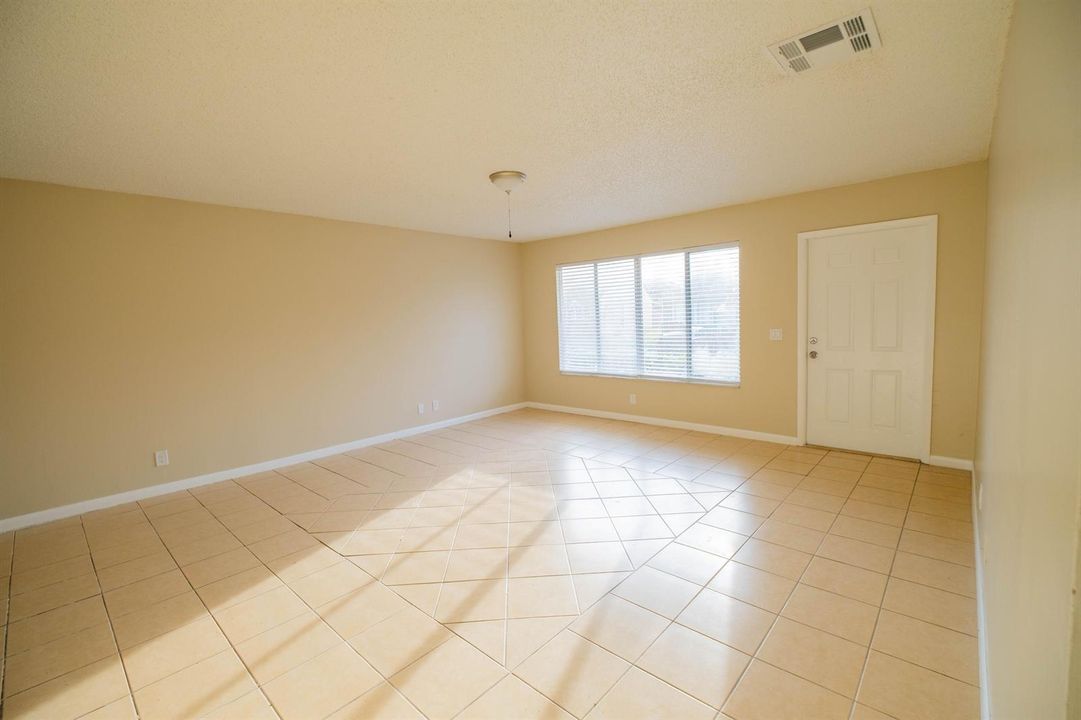 4763 ORLEANS_LIVING ROOM