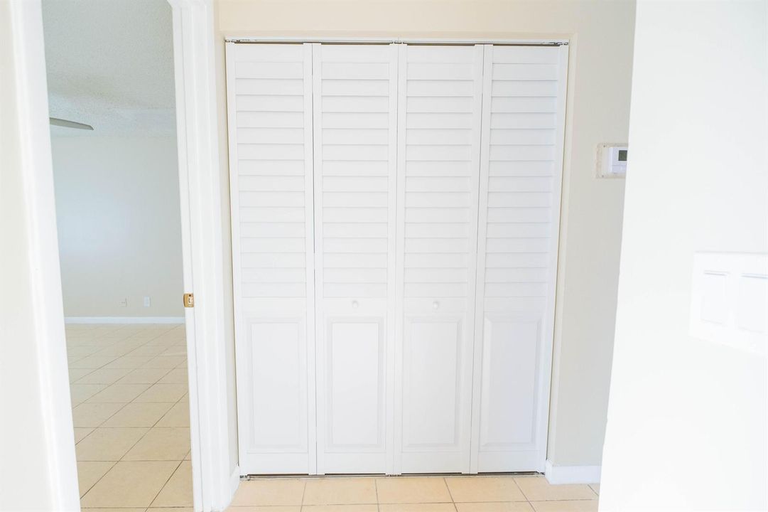 4763 ORLEANS_HALLWAY STORAGE