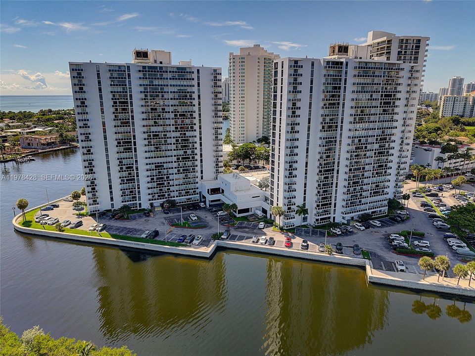 На продажу: $389,000 (2 спален, 2 ванн, 1139 Квадратных фут)