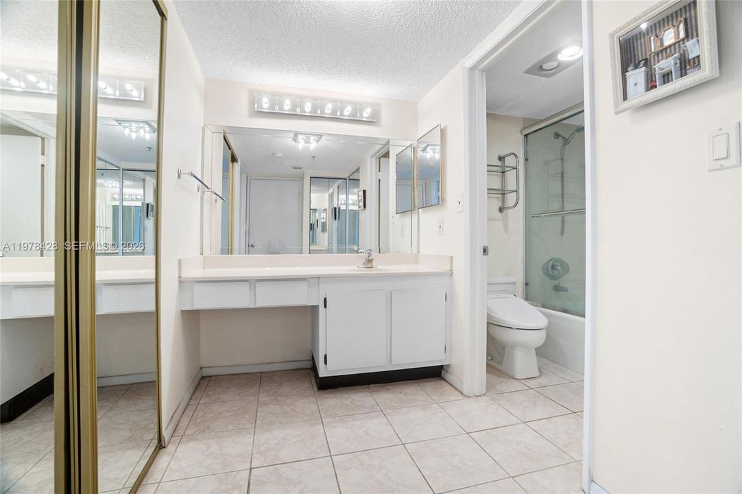 На продажу: $389,000 (2 спален, 2 ванн, 1139 Квадратных фут)