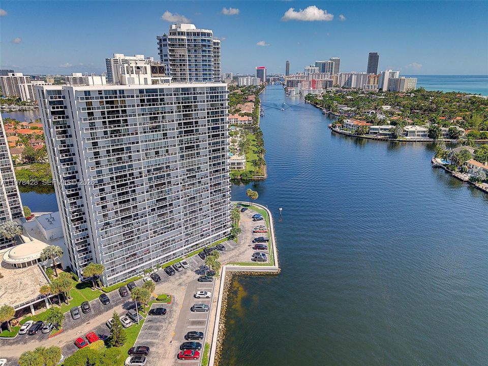 На продажу: $389,000 (2 спален, 2 ванн, 1139 Квадратных фут)