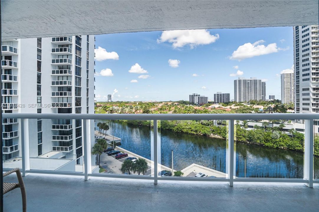 На продажу: $389,000 (2 спален, 2 ванн, 1139 Квадратных фут)
