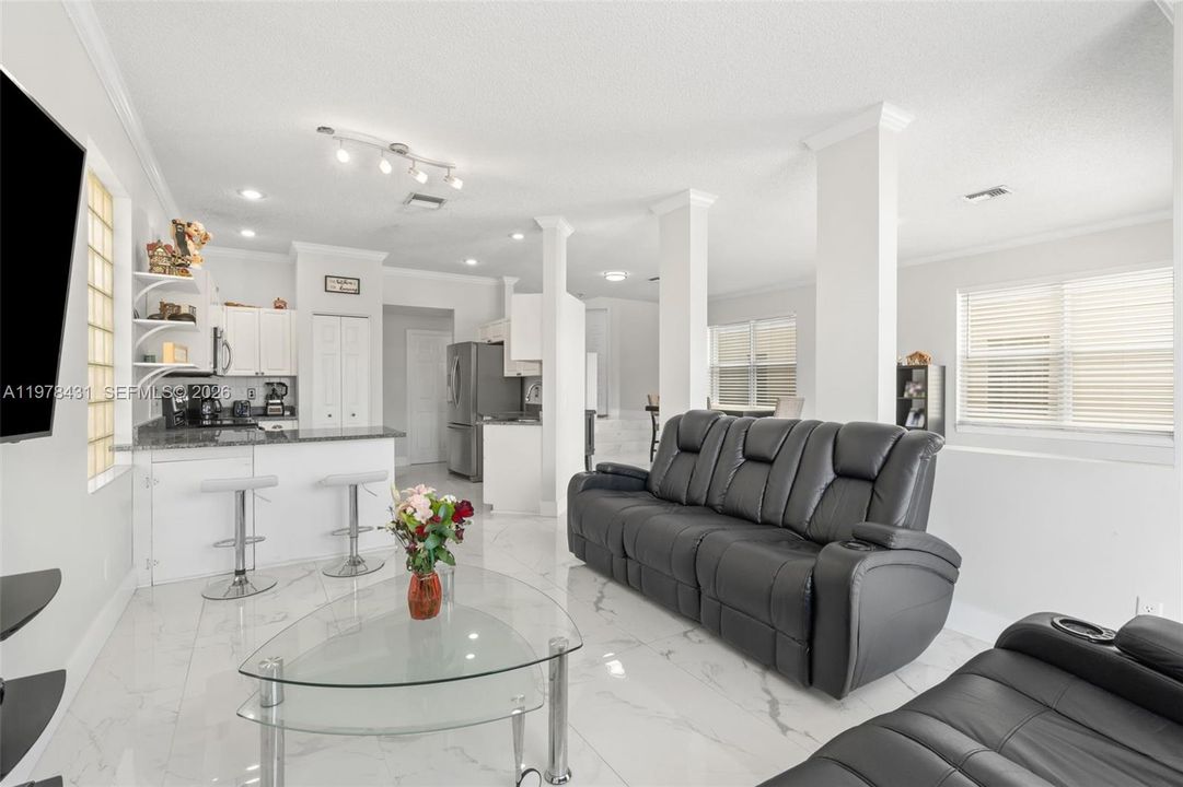 En Venta: $619,000 (4 camas, 2 baños, 2080 Pies cuadrados)