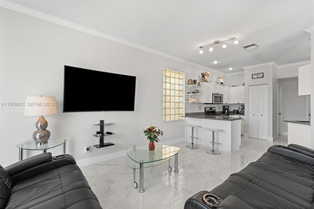 En Venta: $619,000 (4 camas, 2 baños, 2080 Pies cuadrados)
