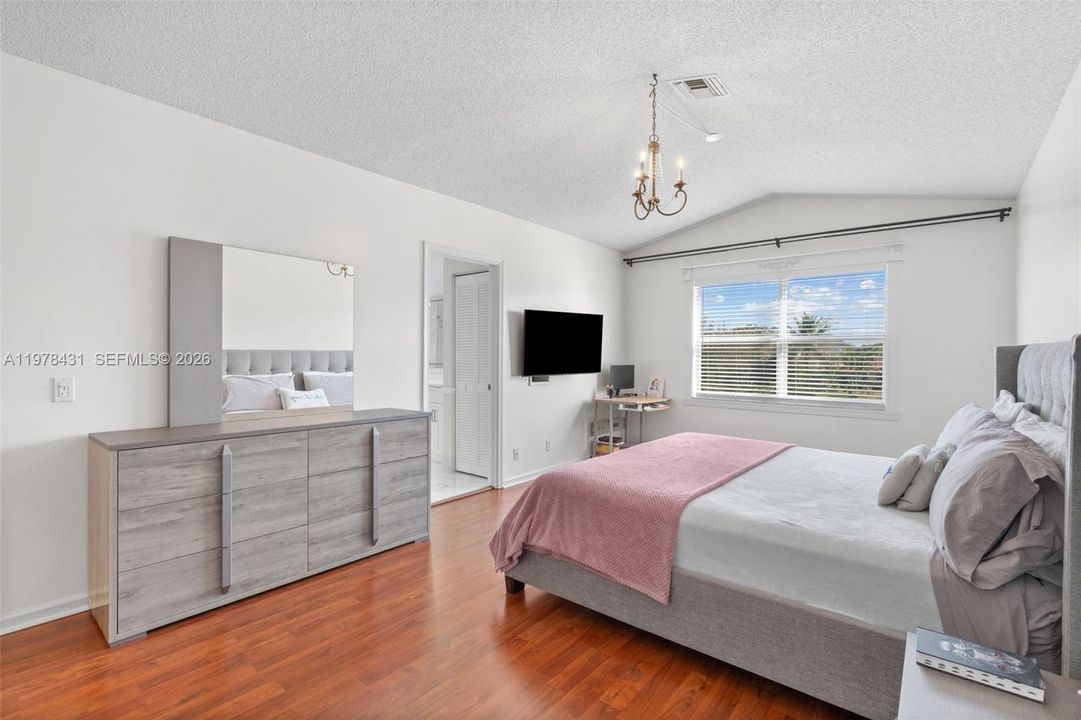 En Venta: $619,000 (4 camas, 2 baños, 2080 Pies cuadrados)
