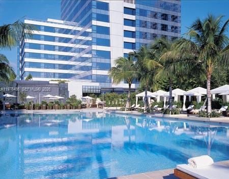 Под контрактом: $899,000 (1 спален, 1 ванн, 983 Квадратных фут)