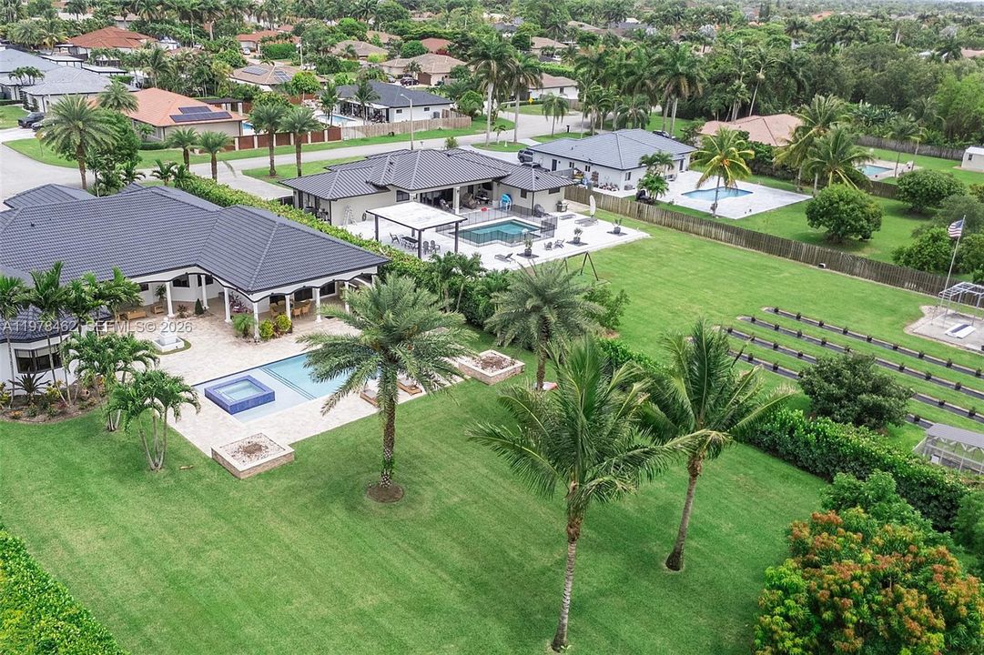 На продажу: $1,879,000 (4 спален, 3 ванн, 4083 Квадратных фут)