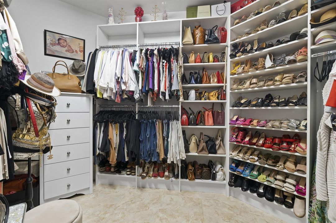 21 - Master Closet - Hers