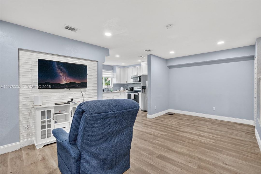 Active With Contract: $420,000 (4 beds, 3 baths, 1293 Square Feet)