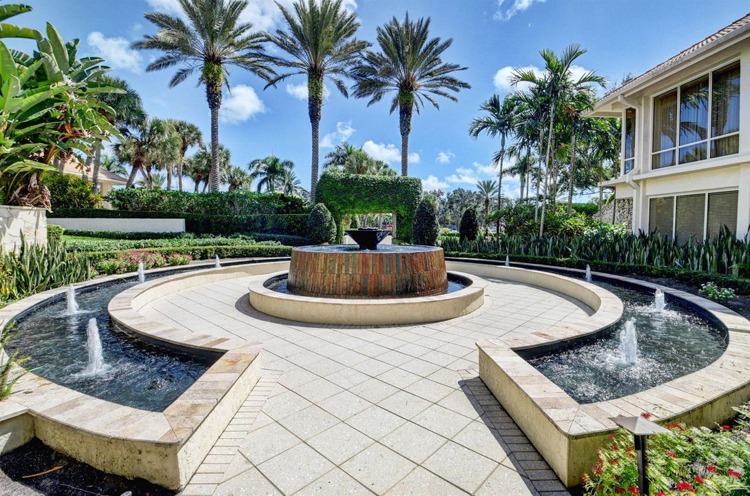 Hunters Run Side Fountains