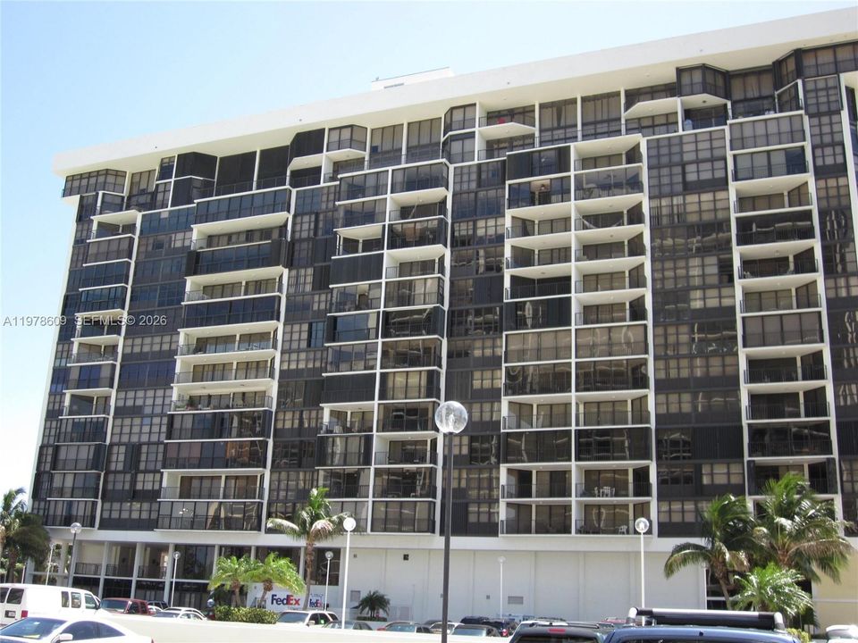 Recently Rented: $2,800 (1 beds, 1 baths, 868 Square Feet)