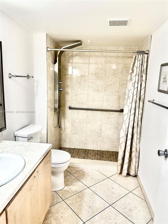 FULL MAIN BATHROOM