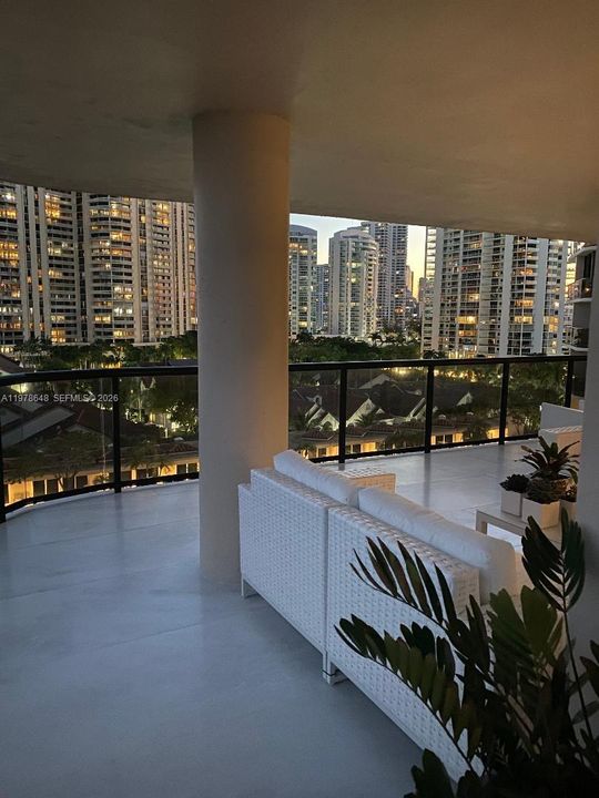 Active With Contract: $1,200,000 (2 beds, 2 baths, 1901 Square Feet)