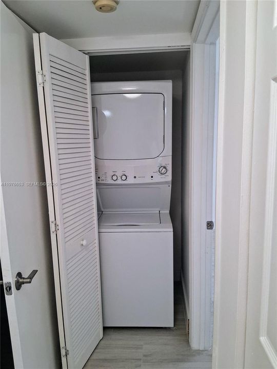 Под контрактом: $2,425 (2 спален, 2 ванн, 1150 Квадратных фут)