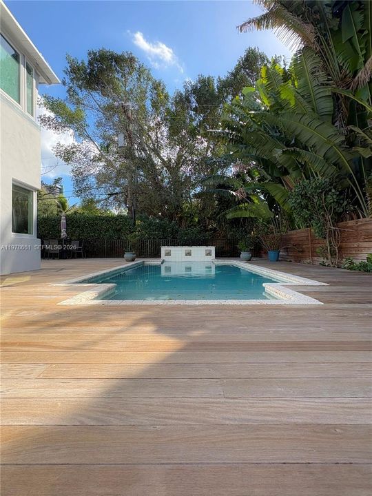 Vendido Recientemente: $2,295,000 (4 camas, 4 baños, 2304 Pies cuadrados)