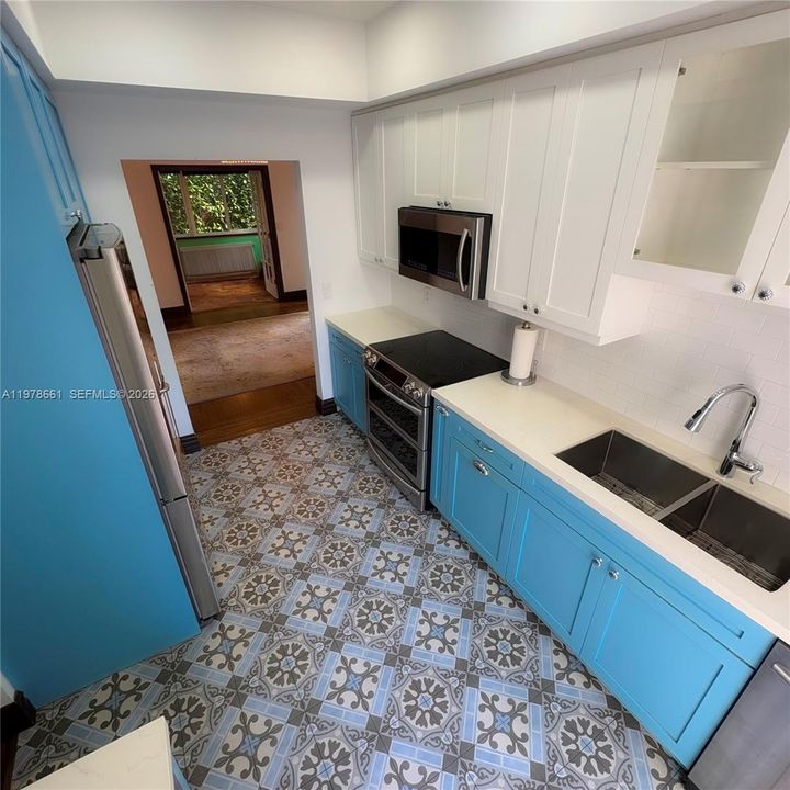 Vendido Recientemente: $2,295,000 (4 camas, 4 baños, 2304 Pies cuadrados)