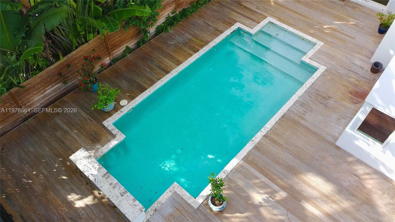 Vendido Recientemente: $2,295,000 (4 camas, 4 baños, 2304 Pies cuadrados)