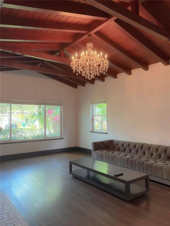 Vendido Recientemente: $2,295,000 (4 camas, 4 baños, 2304 Pies cuadrados)