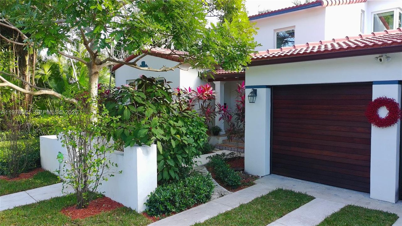 Vendido Recientemente: $2,295,000 (4 camas, 4 baños, 2304 Pies cuadrados)
