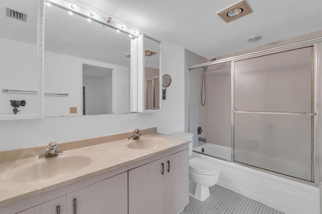 2505 Antigua Cir E3-20