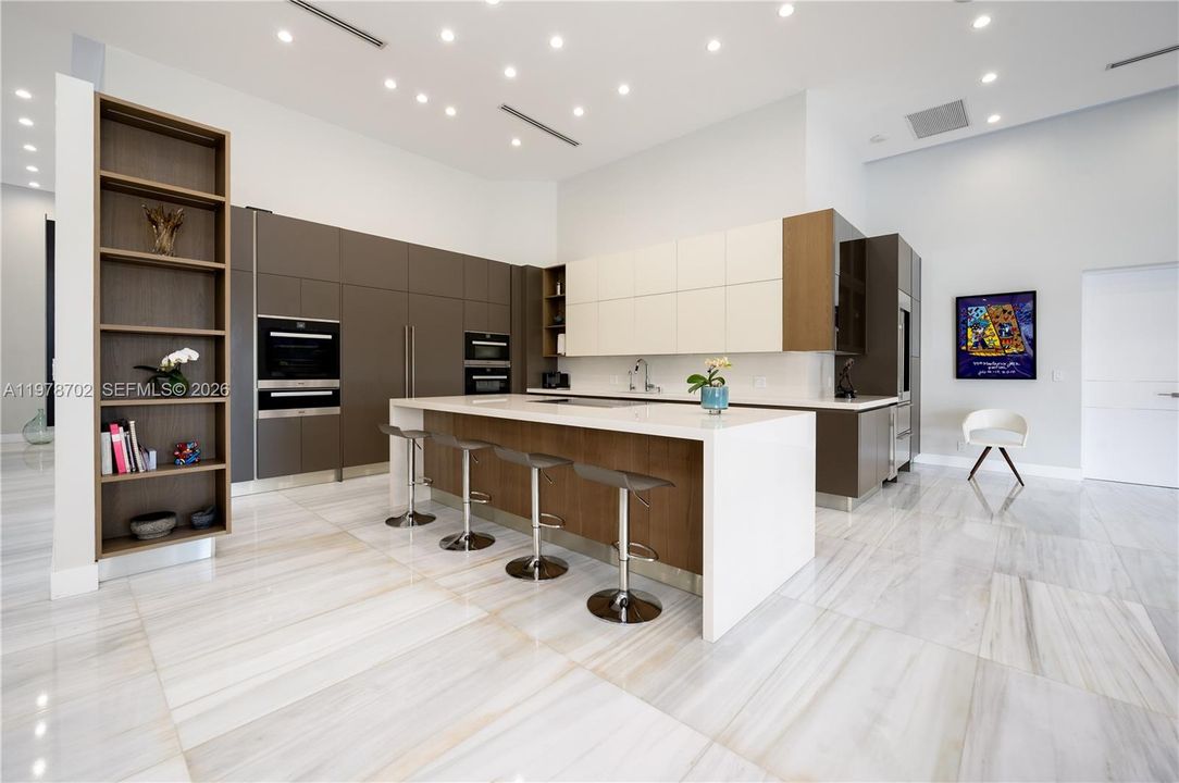 Activo con contrato: $3,999,999 (5 camas, 5 baños, 6636 Pies cuadrados)