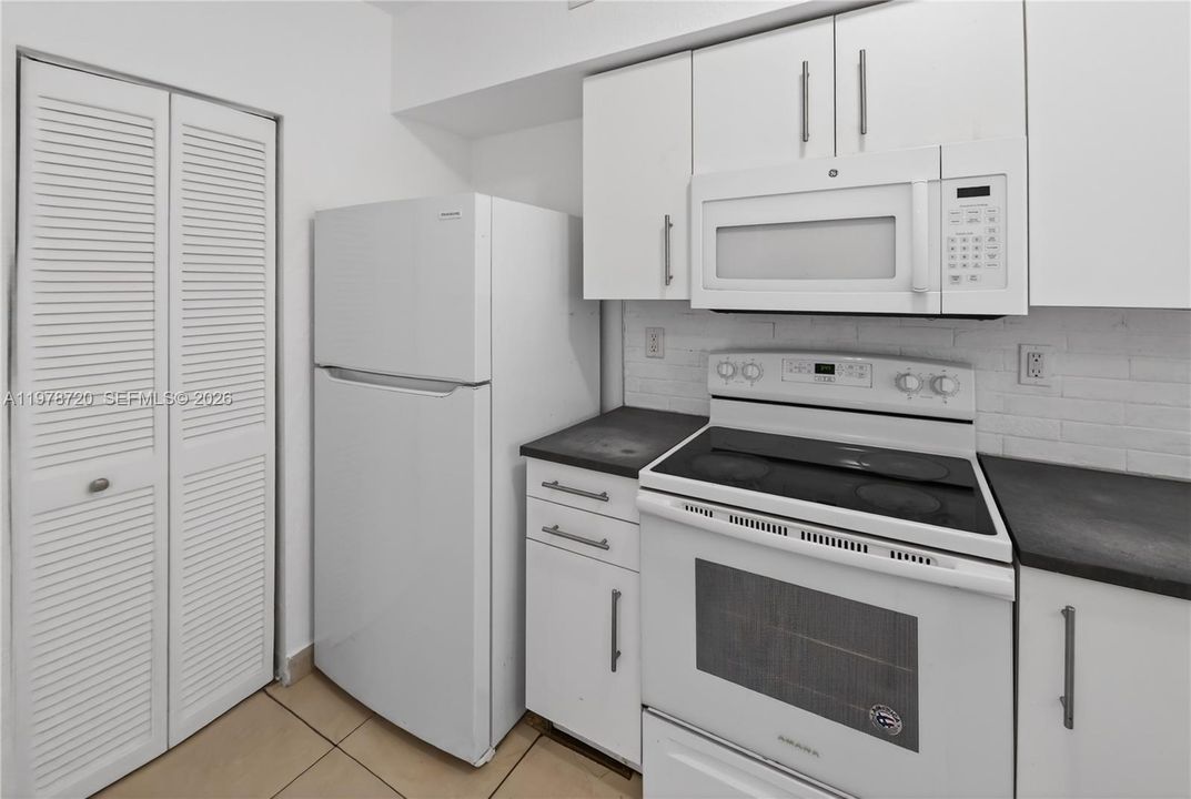 На продажу: $260,000 (4 спален, 3 ванн, 1660 Квадратных фут)