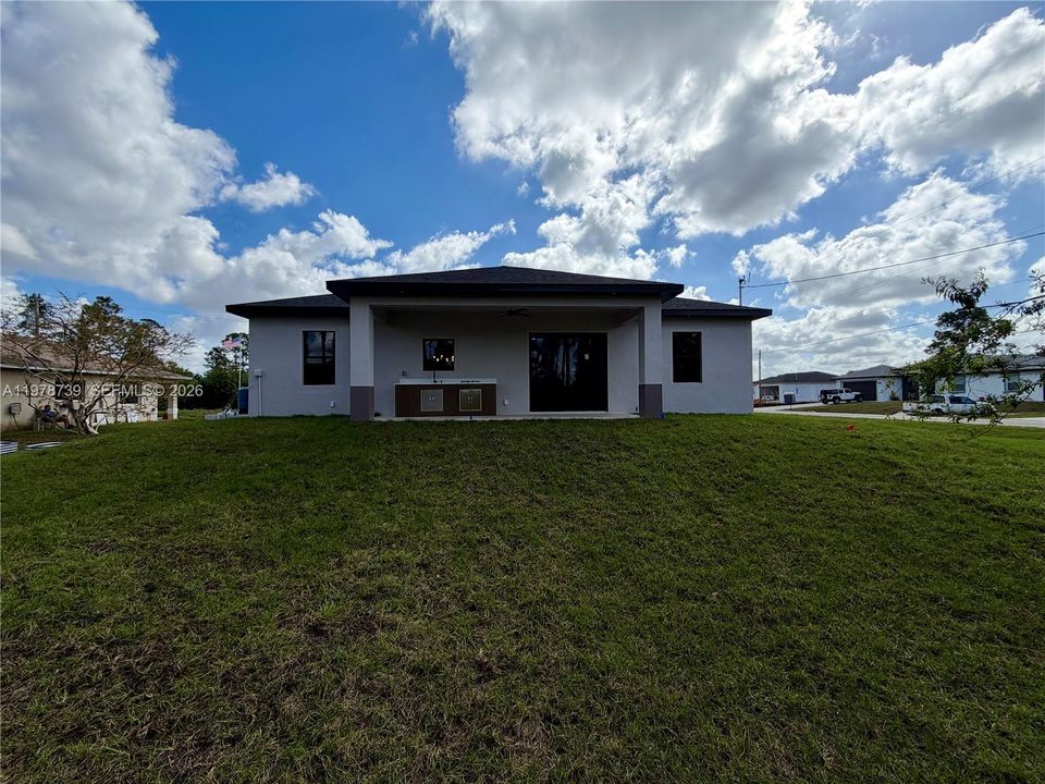 Недавно продано: $379,000 (4 спален, 2 ванн, 1715 Квадратных фут)