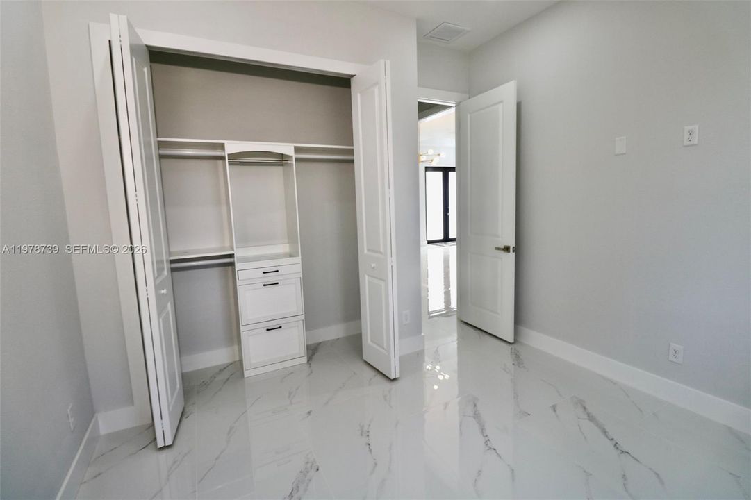 Недавно продано: $379,000 (4 спален, 2 ванн, 1715 Квадратных фут)