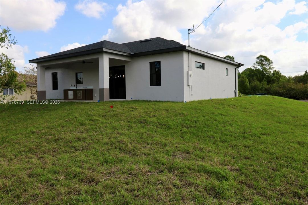 Недавно продано: $379,000 (4 спален, 2 ванн, 1715 Квадратных фут)