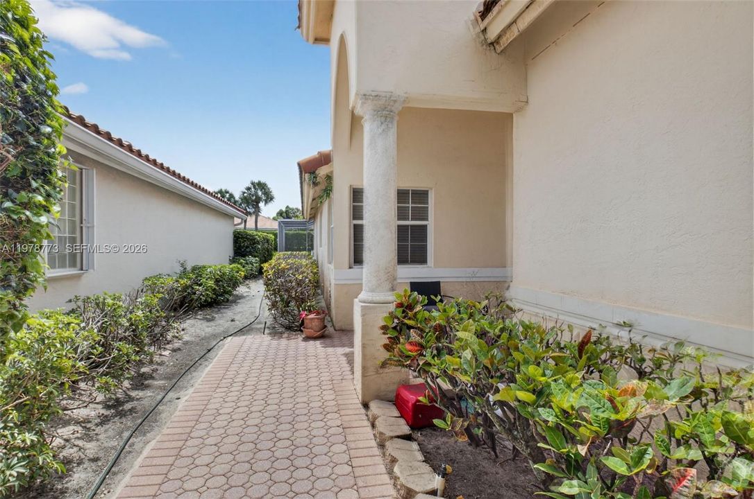 Activo con contrato: $599,000 (3 camas, 2 baños, 2035 Pies cuadrados)
