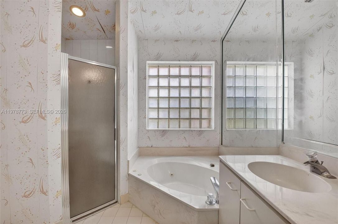 Activo con contrato: $599,000 (3 camas, 2 baños, 2035 Pies cuadrados)