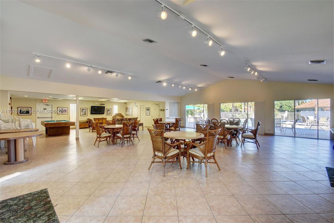 Activo con contrato: $599,000 (3 camas, 2 baños, 2035 Pies cuadrados)