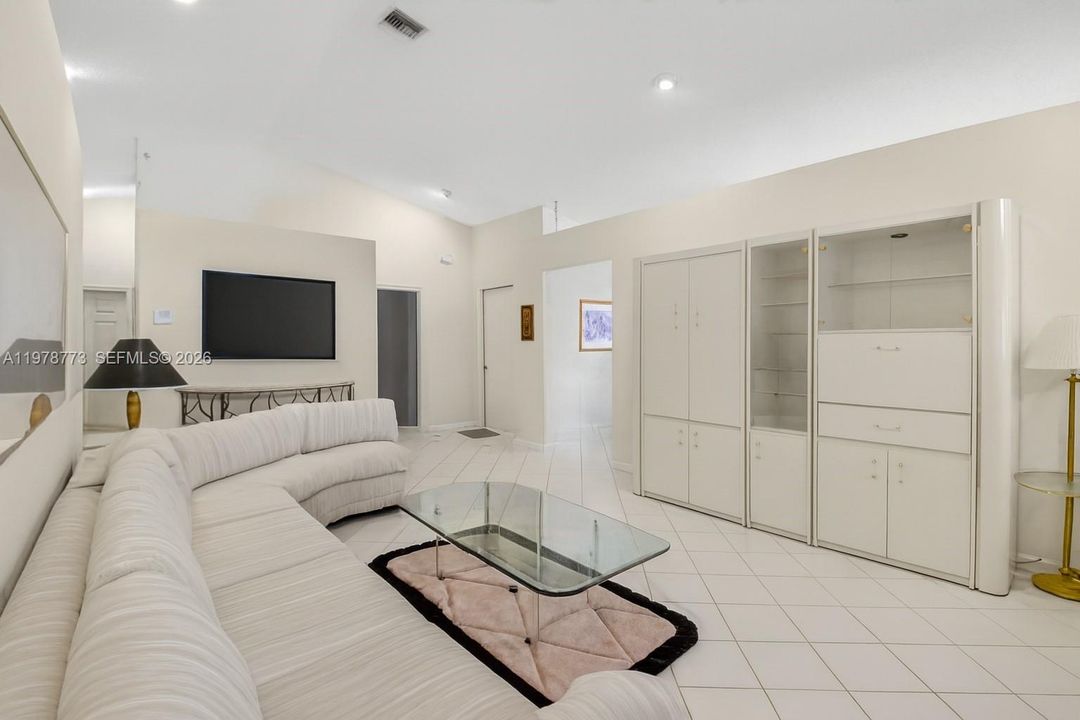 Activo con contrato: $599,000 (3 camas, 2 baños, 2035 Pies cuadrados)