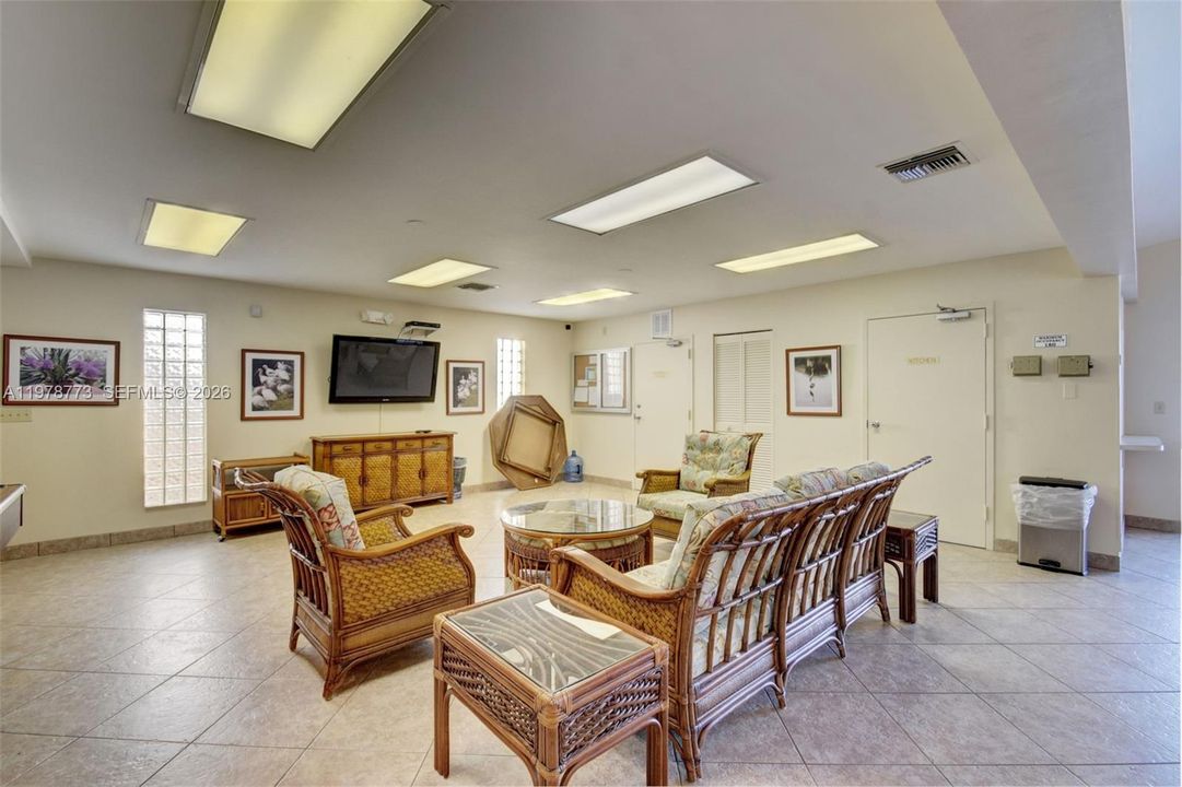 Activo con contrato: $599,000 (3 camas, 2 baños, 2035 Pies cuadrados)