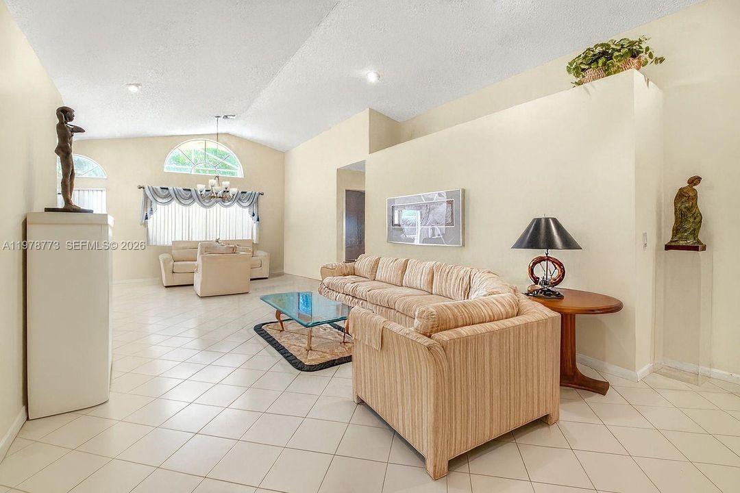 Activo con contrato: $599,000 (3 camas, 2 baños, 2035 Pies cuadrados)