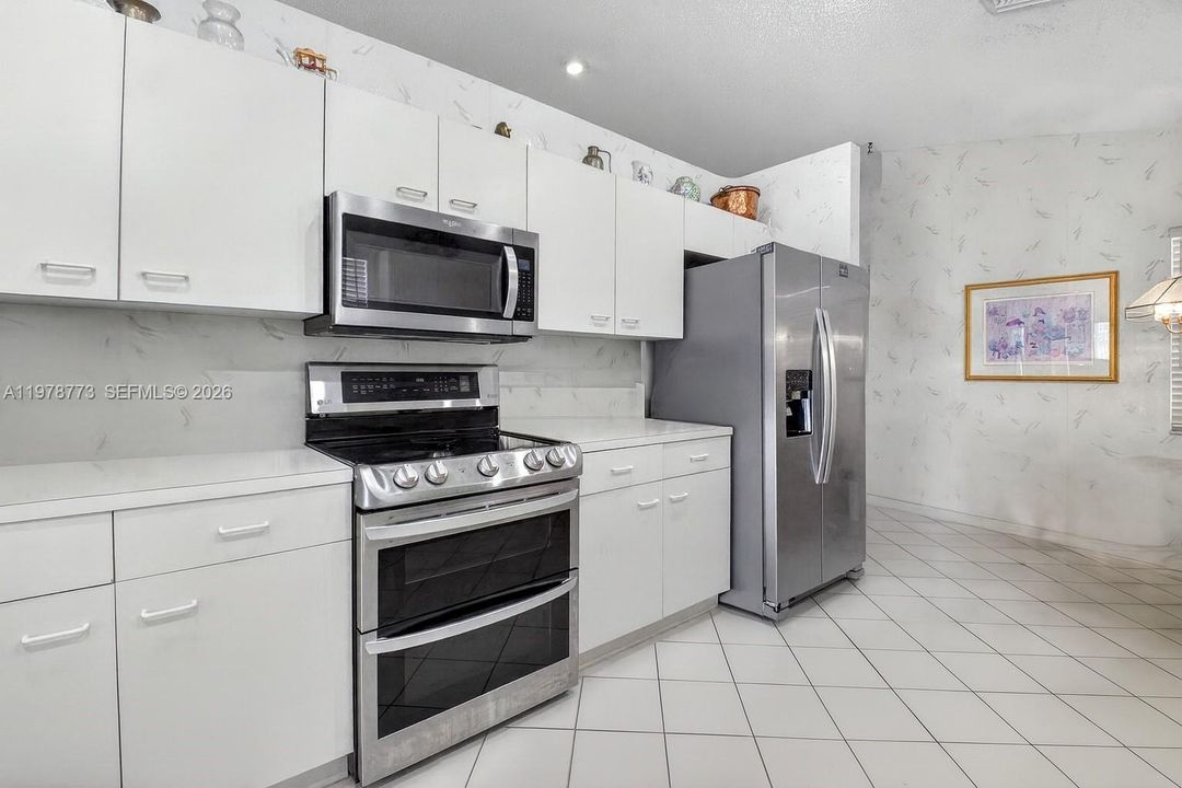 Activo con contrato: $599,000 (3 camas, 2 baños, 2035 Pies cuadrados)
