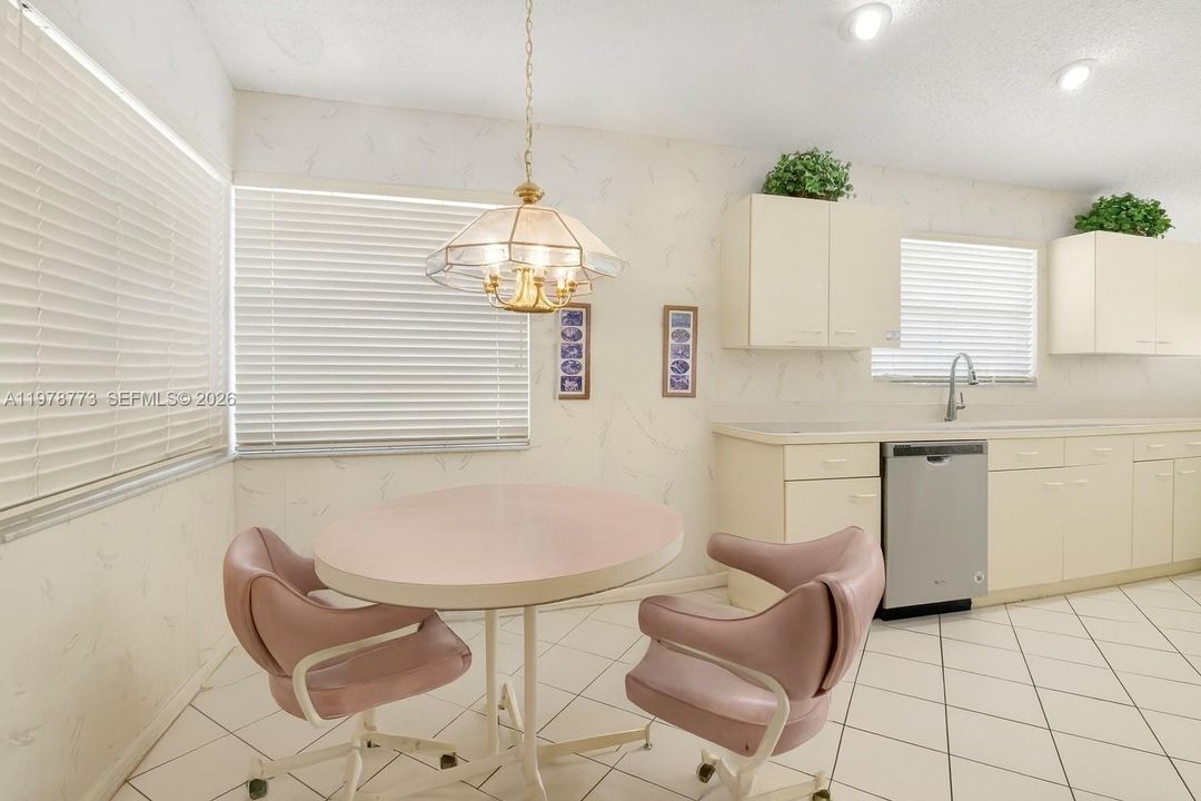 Activo con contrato: $599,000 (3 camas, 2 baños, 2035 Pies cuadrados)