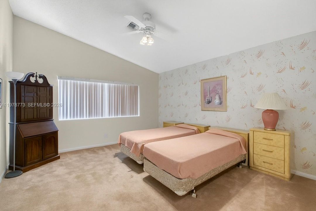 Activo con contrato: $599,000 (3 camas, 2 baños, 2035 Pies cuadrados)