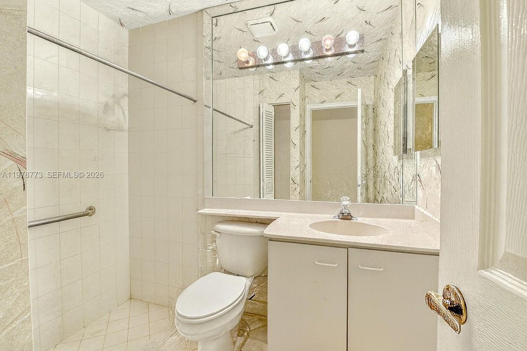 Activo con contrato: $599,000 (3 camas, 2 baños, 2035 Pies cuadrados)