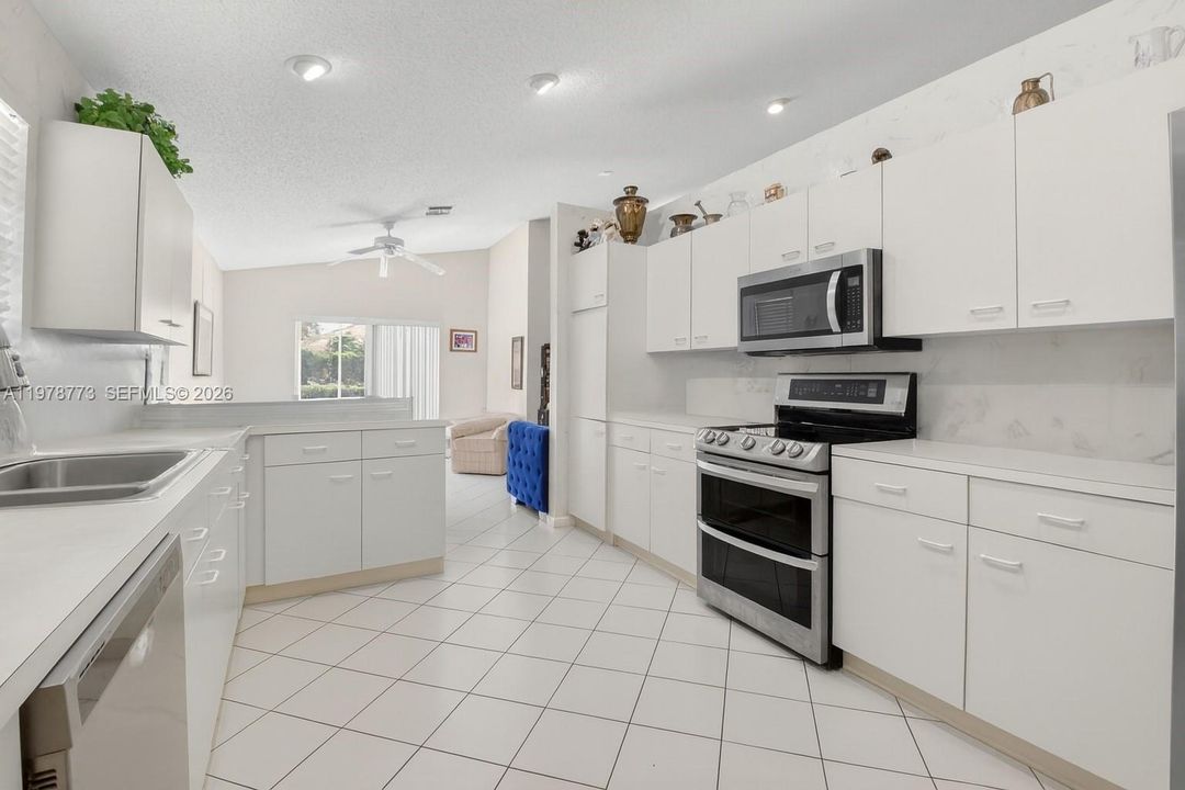 Activo con contrato: $599,000 (3 camas, 2 baños, 2035 Pies cuadrados)