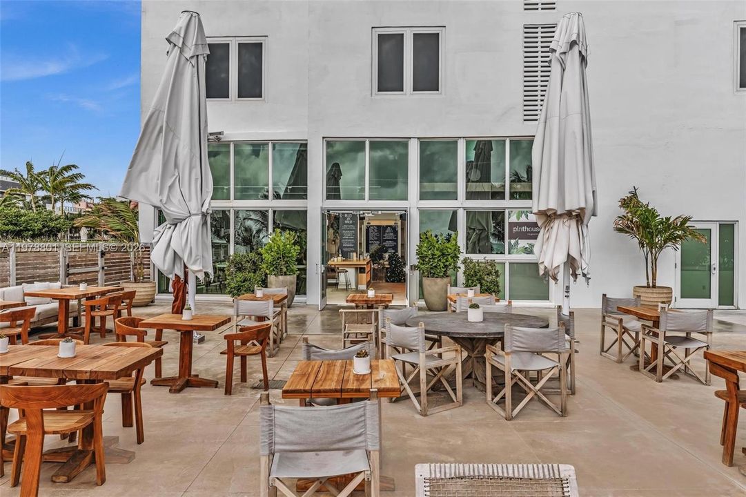 Causual on-site ocean front dining