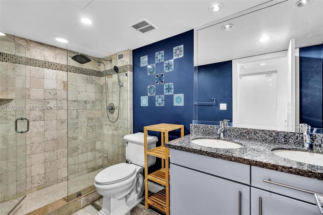 Guest's full bath