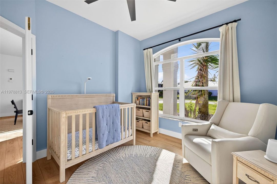 Guest bedroom off living area, arched window